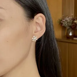 BRINCO FLOR CRAVEJADA COM ZIRCÔNIAS CRISTAL